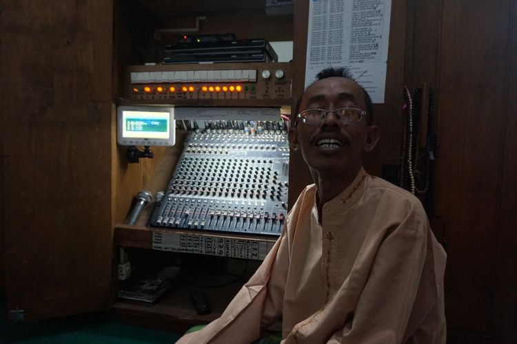 Oni, selama 11  tahun Istiqomah menyalakan adzan di Masjid Jami Baiturrahman, Banyuwangi.