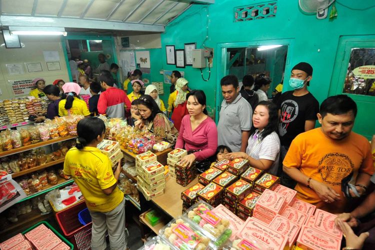 Pembeli mengantre bakpia di industri Bakpia Pathok 25 di Jalan KS Tubun, Yogyakarta, Kamis (24/9/2009). Melonjaknya permintaan makanan oleh-oleh khas Yogyakarta itu membuat industri tersebut harus menambah 45 pekerja yang didatangkan dari Gombong dan Magelang, Jawa Tengah, selama masa libur Lebaran.