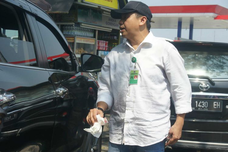 Direktur Pengelolaan Sampah KLHK menegur pemudik yang kedapatan membuang sampah sembarangan di km 57 tol Jakarta-Cikampek, Senin (11/6/2018).