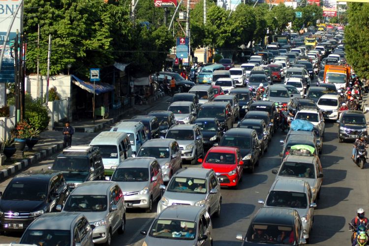 Kendaraan terjebak macet di Jalur Pantura Tegal, Jawa Tengah, Minggu (17/6/2018). Memasuki H+2, volume arus balik dari arah Jawa Tengah menuju Jakarta di jalur Pantura mulai meningkat yang mengakibatkan kemacetan panjang mencapai lima kilometer.