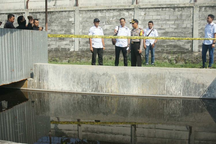 Polisi menyegel IPAL PT Sinar Putra Hugitex yang diduga mencemari anak sungai Citarum, Jumat (29/6/2018).