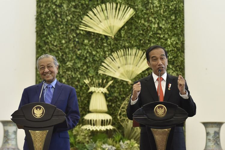 Presiden Joko Widodo (kanan) bersama Perdana Menteri Malaysia Mahathir Mohamad (kiri) menyampaikan keterangan pers usai pertemuan di Istana Bogor, Jawa Barat, Jumat (29/6). Kunjungan kenegaraan tersebut membahas permasalahan perbatasan kedua negara, tenaga kerja, dan sekolah bagi anak Tenaga Kerja Indonesia yang berada di Malaysia. ANTARA FOTO/Puspa Perwitasari/Spt/18
