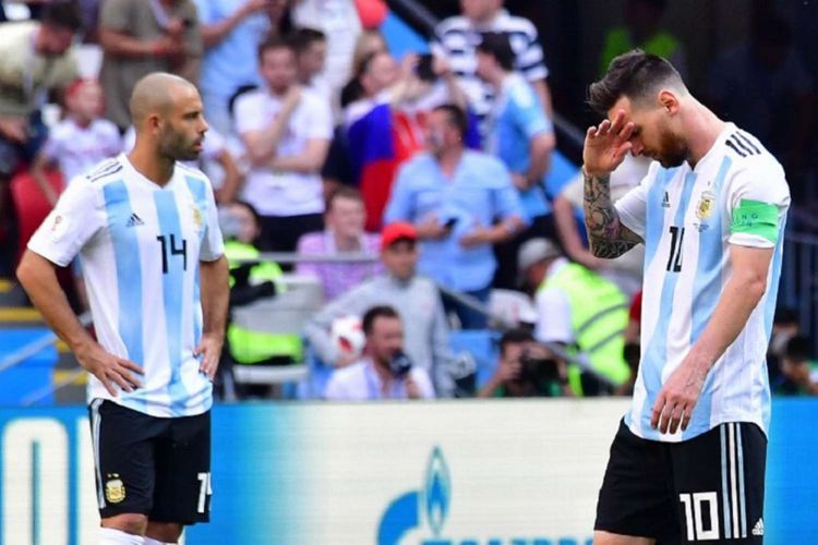 Javier Mascherano dan Lionel Messi tampak sedih seusai gawang Argentina dijebol Perancis pada laga 16 besar Piala Dunia 2018 di Kazan Arena, 30 Juni 2018.