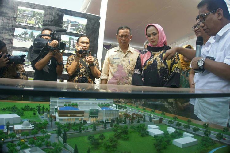 Bupati Karawang Cellica Nurrachadiana saat mendengarkan penjelasan konsultan terkait konsep pembangunan rumah sakit paru, Kamis (9/8/2018). Rumah sakit ini dibangun menggunakan Dana Bagi Hasil Cukai Tembakau (DBHCT).