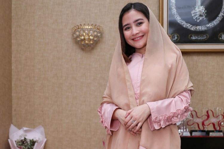 Artis peran Prilly Latuconsina ditemui di kediamannya di kawasan Pengayoman, Tangerang, Banten, Rabu (22/8/2018).