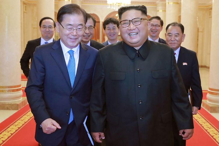 Dalam foto yang dirilis Kantor Berita Korea Utara (KCNA) pada 5 September 2018, terlihat Kim Jong Un bersama Utusan Korea Selatan Chung Eui-yong (kiri) di Pyongyang.