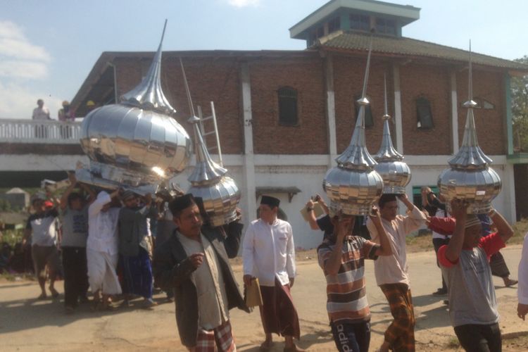 Masjid Jami Baitul Mustagfirin di tengah jalan tol Batang-Semarang dibongkar pada Jumat (28/9/2018)