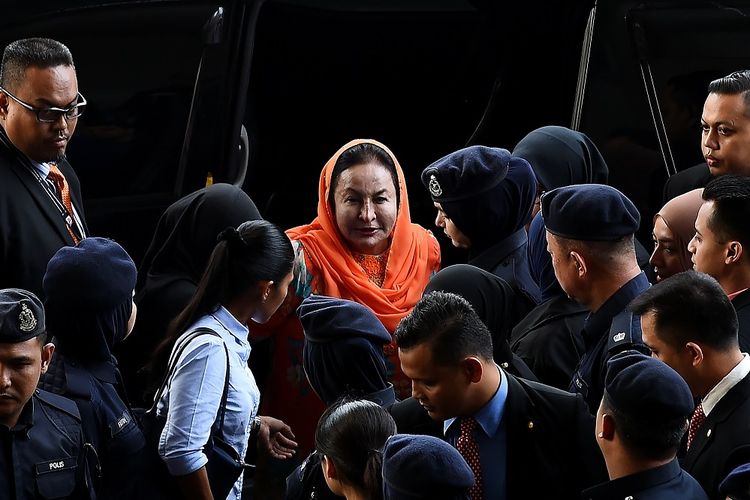 Istri mantan Perdana Menteri Malaysia Najib Razak, Rosmah Mansor (berkerudung oranye), tiba di gedung pengadilan Kuala Lumpur Kamis (4/10/2018).
