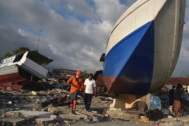 Relawan dan warga mencari korban gempa dan tsunami yang belum ditemukan di permukiman warga di Wani I, Donggala, Sulawesi Tengah, Selasa (9/10/2018).
