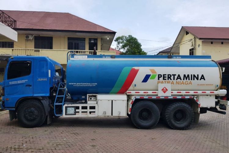 Mobil tangki pengangkut 16 ton biosolar milik PT Perta Arun Gas, diparkir di halaman Polres Lhokseumawe, Kamis (11/10/2018).