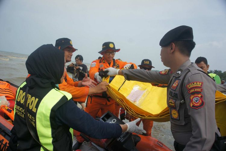 Melalui Basarnas, Tim DVI Polda Jabar menyerahkan 25 body part dan 3 properti yang diduga milik penumpang Lion Air PK-LQP yang jatuh di perairan Karawang, Sabtu (3/11/2018.