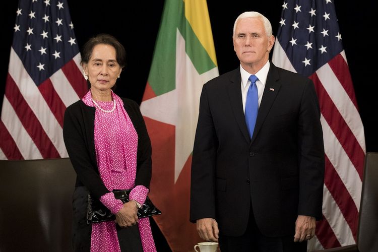 Wakil Presiden Amerika Serikat Mike Pence bertemu Kanselir Myanmar Aung San Suu Kyi dalam forum ASEAN di Singapura Rabu (14/11/2018).