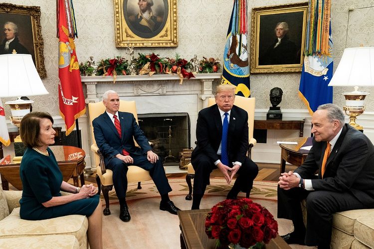 Presiden Amerika Serikat Donald Trump dan wakilnya Mike Pence (dua dari kiri) saat bertemu Pemimpin Minoritas Senat AS Chuck Schumer (kanan) dan Pemimpin House of Representatives Nancy Pelosi (kiri) di Gedung Putih Selasa (11/12/2018).