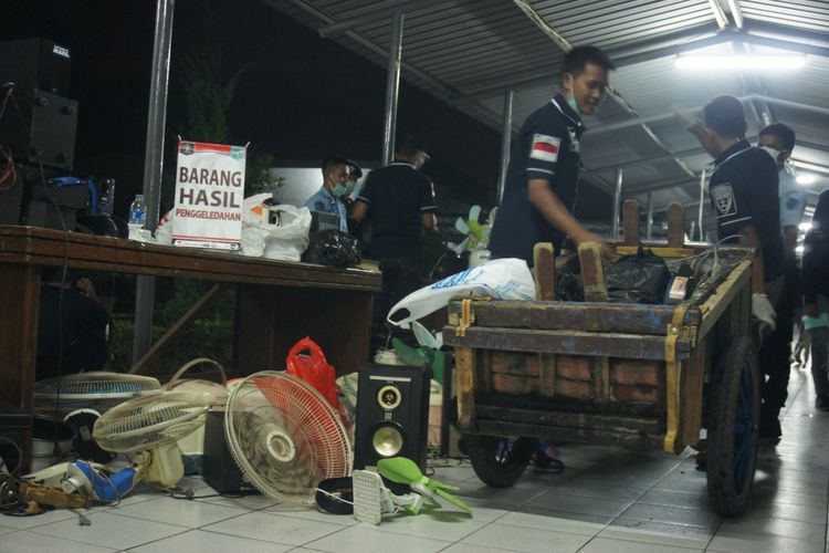 Satgas Keamanan dan Ketertiban (Kamtib) Kantor Wilayah Kementerian Hukum dan HAM (Kemenkunham) Jawa Barat melakukan penggeledahan di Lapas Kelas II A Karawang, Kamis (7/2/2019) malam. Sejumlah barang diamankan petugas, termasuk alat hisap sabu.
