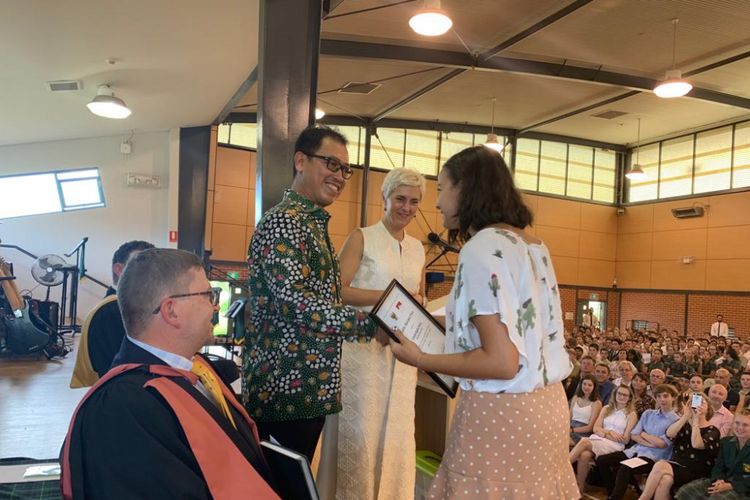 Konsul Jenderal RI di Sydney Heru Subolo memberikan penghargaan kepada Claudia Sophie Petrin, lulusan SMA Anglican Macarthur Cobbitty setelah menjadi juara Ujian Kompetensi 2018 (HSC) bidang Bahasa Indonesia Ekstensi se-New South Wales pada Jumat (8/2/2019).