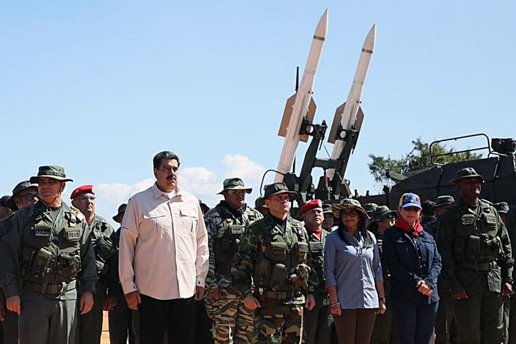 Gambar yang dirilis oleh Kantor Pers Kepresidenan Venezuela menunjukkan Presiden Nicolas Maduro (baju putih) bersama Menteri Pertahanan Vladimir Padrino (paling kiri), dan petinggi militer lain menghadiri latihan perang di Fort Guaicaipuro di Negara Bagian Miranda pada Minggu (10/2/2019).