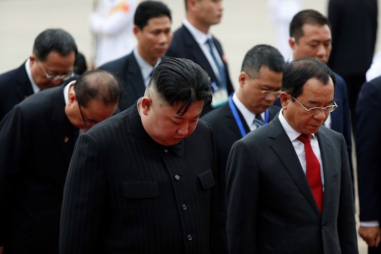 Pemimpin Korea Utara Kim Jong Un membungkukkan kepala saat menghadiri upacara penghormatan di depan mausoleum mendiang pemimpin revolusi Vietnam Ho Chi Minh di Hanoi pada Sabtu (2/3/2019).