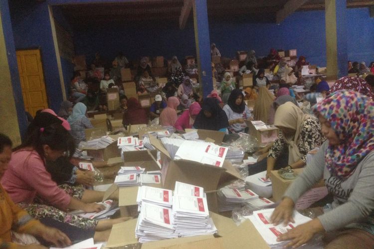 Proses pelipatan surat suara di GOR Pemuda Banjarnegara, Jumat (8/3/2019)