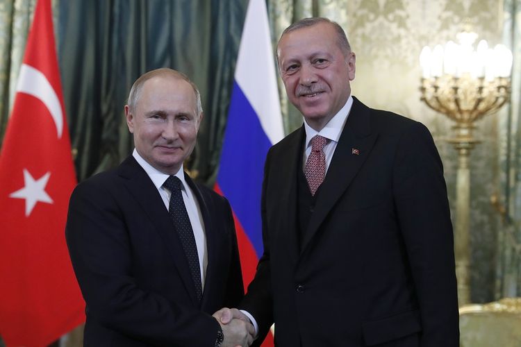 Presiden Rusia Vladimir Putin menjabat tangan Presiden Turki Recep Tayyip Erdogan saat bertemu di Moskwa pada Senin (8/4/2019).