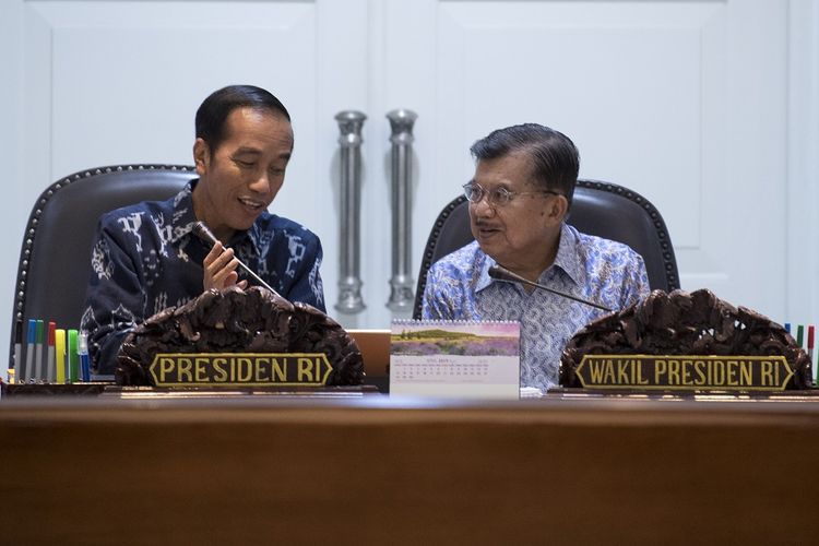 Presiden Joko Widodo (kiri) bersama Wakil Presiden Jusuf Kalla (kanan) memimpin rapat terbatas tentang ketersediaan anggaran dan pagu indikatif tahun 2020 di Kantor Presiden, Jakarta, Senin (22/4/2019). Pemerintah akan mengupayakan penganggaran dan alokasi APBN 2020 memberikan stimulus pada pertumbuhan ekonomi. ANTARA FOTO/Puspa Perwitasari/aww.