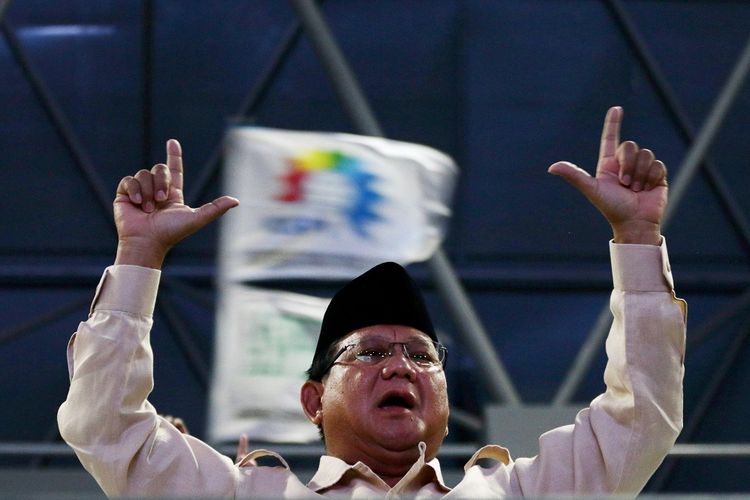 Calon Presiden nomor urut 02 Prabowo Subianto menghadiri aksi peringatan Hari Buruh Internasional (May Day) di Tenis Indoor Senayan, Jakarta, Rabu (1/5/2019). Aksi peringatan May Day yang digelar Konfederasi Serikat Pekerja Seluruh Indonesia (KSPI) itu untuk menyuarakan kesejahteraan buruh serta demokrasi jujur dan damai. ANTARA FOTO/Rivan Awal Lingga/ama.