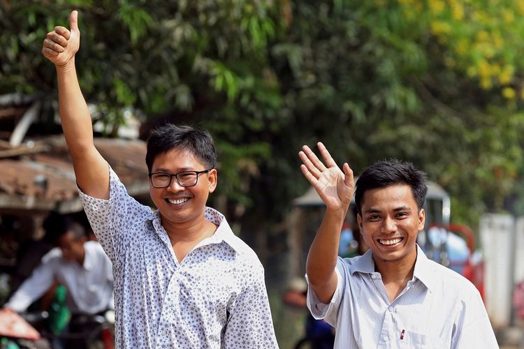 Dua jurnalis Reuters Wa Lone (kiri) dan Kyaw Soe Oo begitu sumringah ketika keluar dari Penjara Insein setelah dibebaskan pasca-grasi yang diberikan di Yangon, Myanmar, Selasa (7/5/2019).