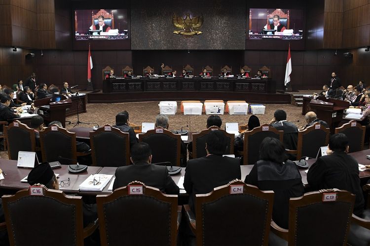 Hakim Mahkamah Konstitusi menunjukan sebagian bukti pihak pemohon yang belum bisa diverifikasi saat sidang Perselisihan Hasil Pemilihan Umum (PHPU) presiden dan wakil presiden di Gedung Mahkamah Konstitusi, Jakarta, Rabu (19/6/2019). Sidang tersebut beragendakan mendengarkan keterangan saksi fakta dan saksi ahli dari pihak pemohon. ANTARA FOTO/Hafidz Mubarak A/pd.