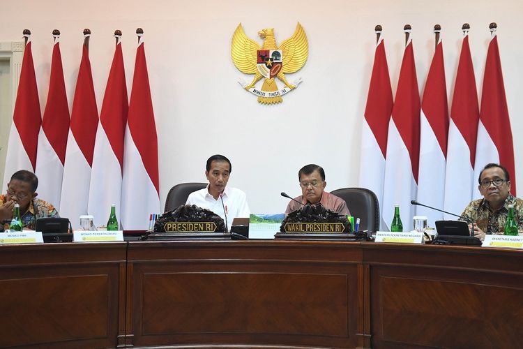 Presiden Joko Widodo (kedua kiri) didampingi Wakil Presiden Jusuf Kalla (kedua kanan), Mensesneg Pratikno (kanan) dan Menko Perekonomian Darmin Nasution (kiri) memimpin rapat terbatas (ratas) di Kantor Presiden, Jakarta, Rabu (4/9/2019). Ratas itu membahas antisipasi perkembangan perekonomian dunia. ANTARA FOTO/Akbar Nugroho Gumay/foc.