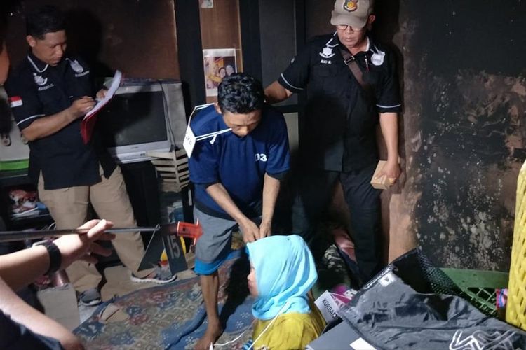 Rekonstruksi pembunuhan istri di rumah kontrakan, Jalan Dukuh V, Kramat Jati, Jakarta Timur, Kamis (15/8/2019).