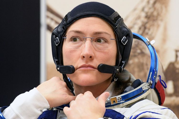 Astronot AS Christina Koch, anggota kru utama ekspedisi di Stasiun Antariksa Internasional (ISS), sebelum peluncuran pesawat ruang angkasa Soyuz MS-12 di pusat peluncuran luar angkasa Baikonur yang disewa Rusia, di Kazakhstan, 14 Maret 2019.