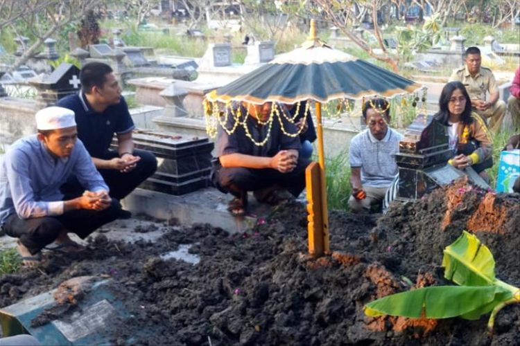 Pemakaman istri mantan sopir mobil dinas Presiden Jokowi saat menjabat Wali Kota Surakarta, Suliadi di Solo, Jawa Tengah, Senin (1/7/2019).