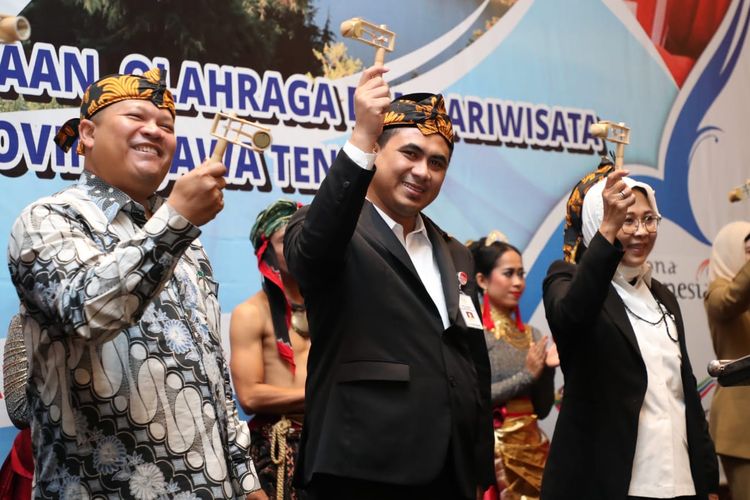 Wakil Gubernur Jateng Taj Yasin Maimoen (tengah0 mengenakan udeng-udeng (ikat kepala) bermotif batik kemudian memainkan mainan tradisional othok-othok (mainan terbuat dari bambu dan mengeluarkan bunyi-bunyian) secara serentak di Rakor Sinergitas Program Kepemudaan, Olahraga, dan Pariwisata 2019, di Ruang Arcadea Hotel Alana, Karanganyar, Senin (29/4/2019).