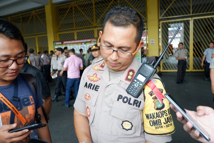 Wakapolres Jakarta Pusat, Arie Ardian, saat menjelaskan soal pengamanan di sekitar Stadion Utama Gelora Bung Karno, Senayan, Jakarta, jelang laga Persija vs Persib.