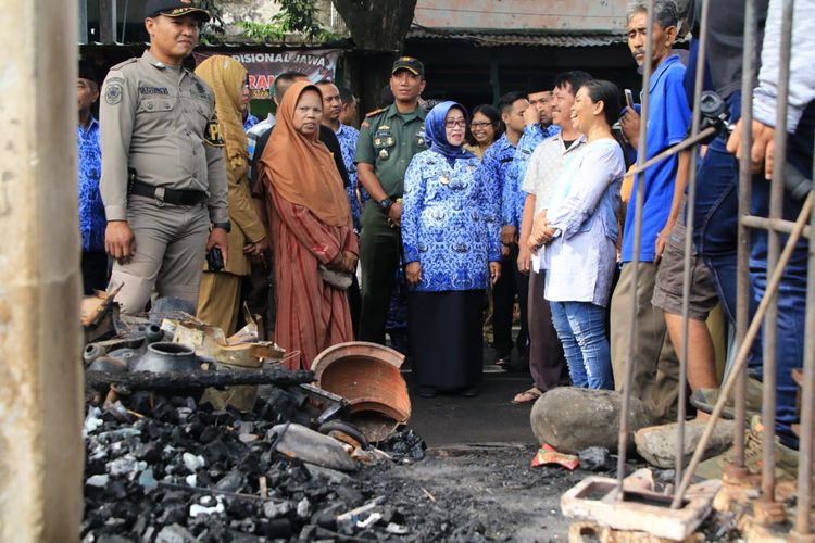 Bupati Jombang Jawa Timur, Mundjidah Wahab, saat meninggalkan lokasi kebakaran di komplek Pasar Legi Jombang, Senin (18/3/2019).