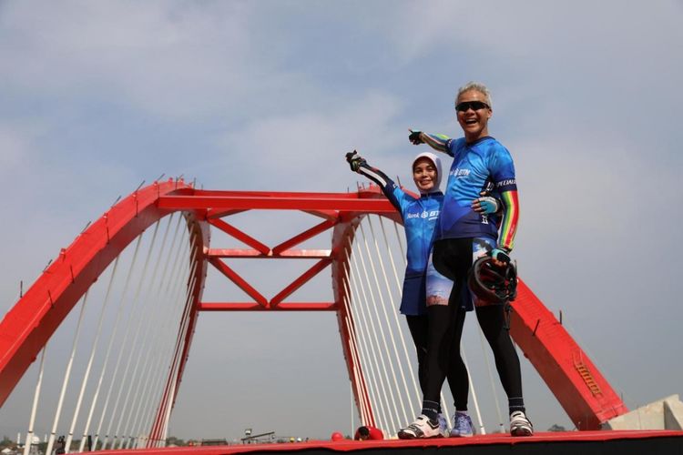 Gubernur Jawa Tengah Ganjar Pranowo bersama isteri berfoto di depan Jembatan Kalikuto yang merupakan bagian dari jalur Jalan Tol Trans Jawa. 