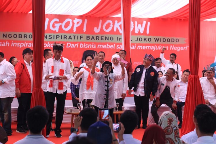 Joko Widodo calon presiden nomer urut 1 saat ngobrol inspiratif di Banyuwangi Senin (25/3/2019) dan menerima syal merah putih dari seorang nenek berusia 80 tahun