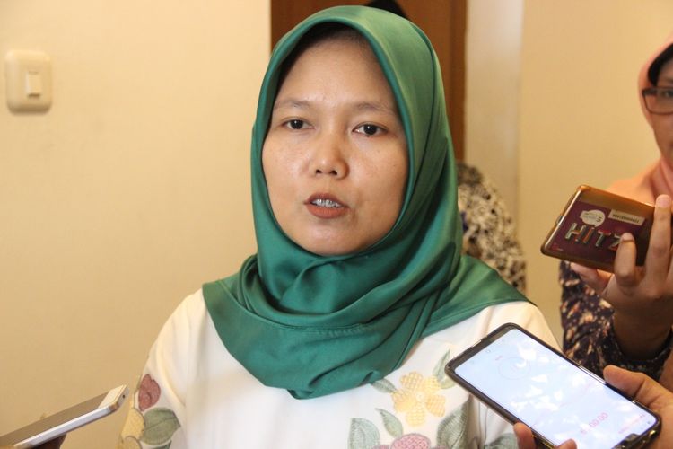 Anggota Bawaslu Jawa Timur Nur Elya Anggraini, ditemui seusai menjadi pembicara dalam diskusi dalam rangka sosialisasi pengawasan partisipatif Pemilu 2019 di Jombang Jawa Timur, Sabtu (30/3/2019).