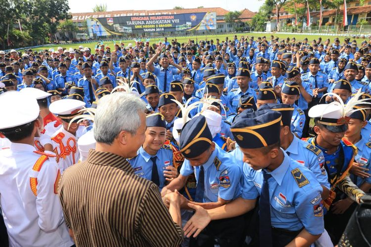 Gubernur Jawa Tengah Ganjar Pranowo bersalaman dengan para Taruna usai upacara dalam Pelantikan Taruna Angkatan VIII SMKN 2 Sragen, Selasa (30/4/2019).