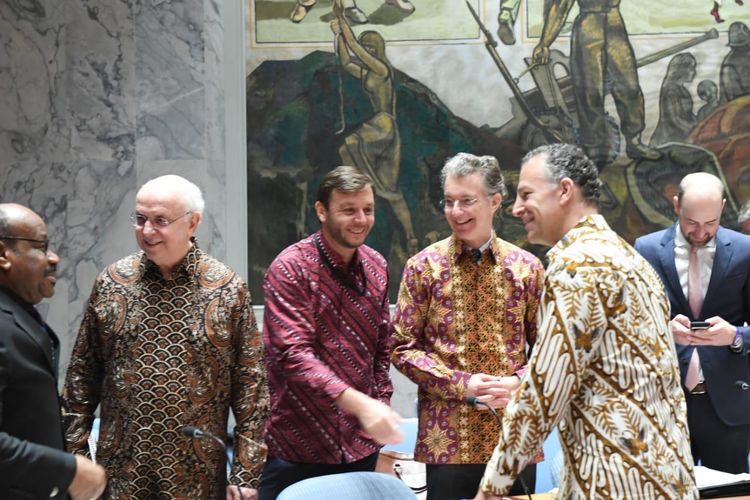 Utusan Khusus Republik Dominika untuk PBB Jose Singer Weisinger (dua dari kiri), Koordinator Politik MIsi Perancis untuk PBB Antoine Michon (tiga dari kiri), dan Duta Besar Jerman untuk PBB Christoph Heusgen (dua dari kanan) mengenakan batik saat menghadiri sidang Dewan Keamanan PBB di New York Selasa (7/5/2019).