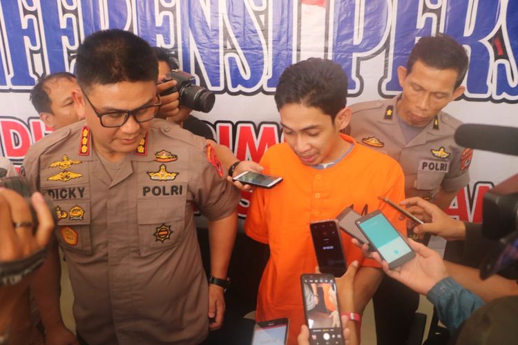 Muhammad Aufar (29) memakai baju tahanan (oranye) saat diwawancara di Mapolda Sulsel, Jumat (17/5/2019).