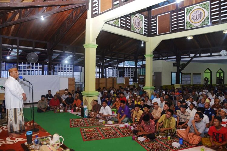 Rusli Habibie, Gubernur Gorontalo saat bertemu dengan warga binaan Lembaga Pemasyarakatan (Lapas) Kelas IIA Kota Gorontalo. Lapas ini sudah melebihi daya tampung warga binaan.
