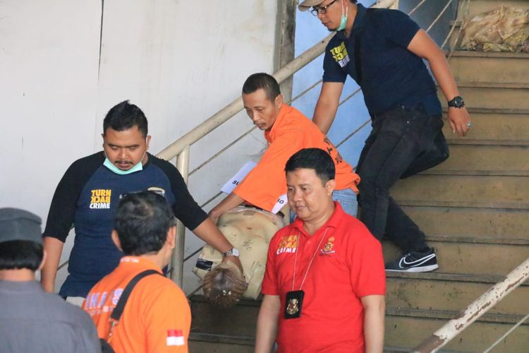 Sugeng Santoso pelaku mutilasi saat menjalani rekonstruksi di lantai 2 Pasar Besar Kota Malang, Selasa (18/6/2019)