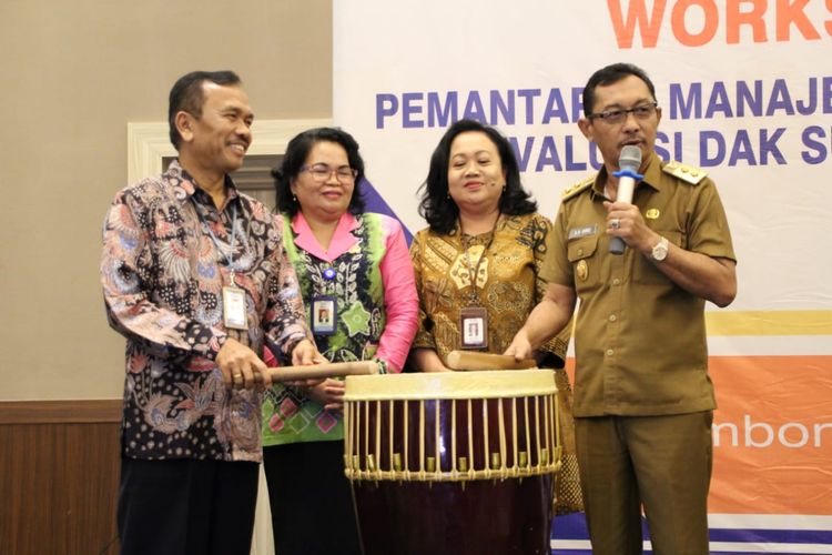 Wakil Gubernur Maluku, Barnabas Orno saat membuka workshop pemantapan manajemen kinerja dan evaluasi DAK Sub Bidang KB di Hotel Santika Ambon, Selasa (18/6/2019).