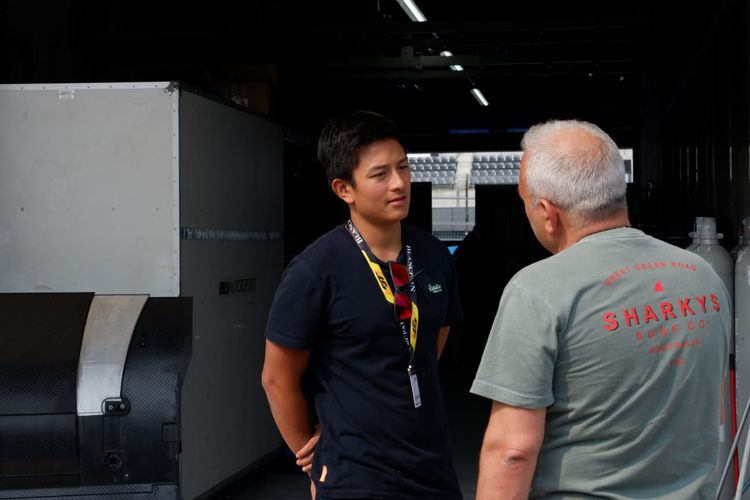 Pebalap Indonesia dari tim T2 Motorsports, Rio Haryanto, sedang berdiskusi dengan kru jelang balapan seri ketiga Blancpain GT World Challenge Asia 2019, di Sirkuit Suzuka, Jepang, Rabu (19/6/2019).