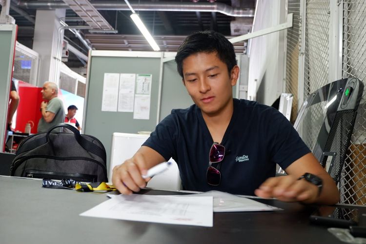 Pebalap Indonesia, Rio Haryanto, saat berada di paddock Sirkuit Suzuka, Jepang, Rabu (19/6/2019).