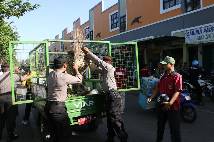 Personel polisi Polres Kebumen melakukan kerja bakti di Pasar Tumenggungan, Kebumen, Jawa Tengah, Kamis (20/6/2019).