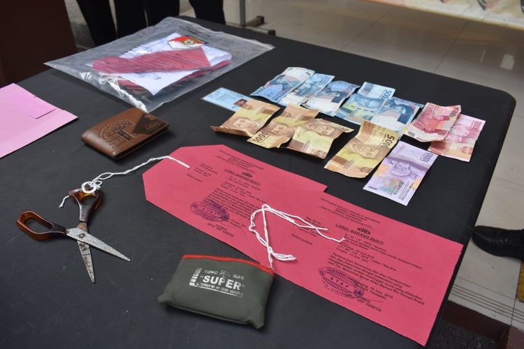 Sejumlah barang bukti yang disita polisi dari tersangka Mamet setelah melakukan aksi pembunuhan terhadap Awis (70) ditunjukkan dalam konferensi pers di Mapolres Karawang, Senin (24/06/2019).