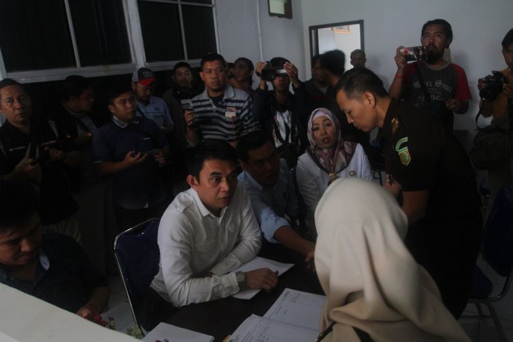 Penyidik Gakkumdu menyerahkan berkas lima komisioner KPU Palembang kepada pihak Kejaksaan, setelah sebelumnya ditetapkan sebagai tersangka atas dugaan tindak pidana pemilu, Rabu (19/6/2019).