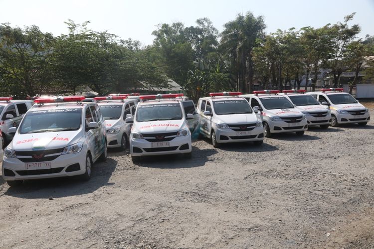 Ratusan mobil ambulans diparkir di sebuah lapangan di Parang Gombong, Desa Kutamanah, Kecamatan Sukasari, Kabupaten Purwakarta, sebelum didistribusikan ke desa-desa di daerah itu.