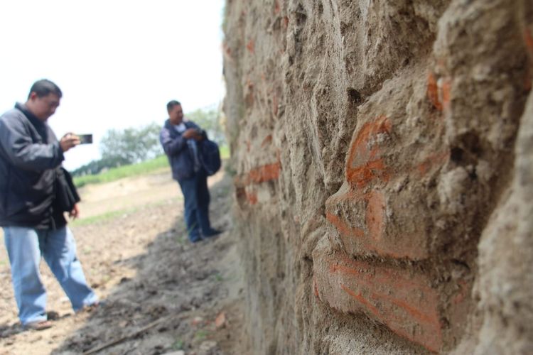 Batu bata kuno ditemukan di bekas areal persawahan di Dusun Kedaton, Desa Bulorejo, Kecamatan Diwek, Kabupaten Jombang, Jawa Timur. Benda yang diduga peninggalan era Majapahit itu ditemukan warga penggali pasir, pada Maret 2019 lalu.